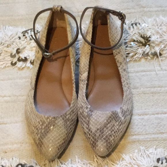 Banana Republic Shoes - BananaRepublic snakeskin shoes